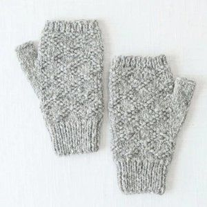 *NWT* Andes Gifts Pacha Wrist Warmer in Grey